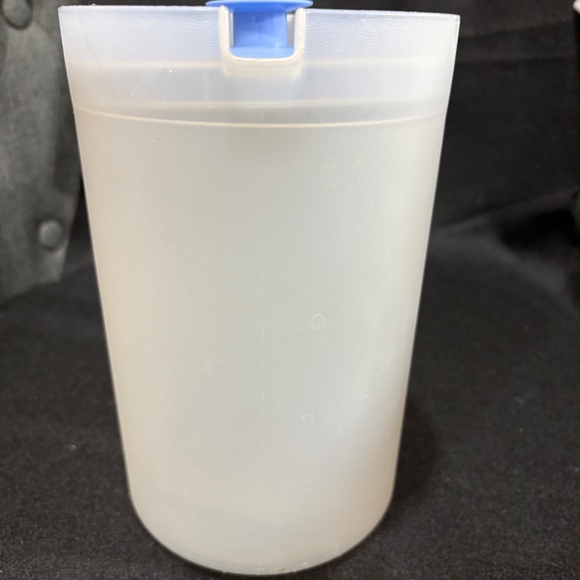 Tupperware 2 Quart Pitcher #1676-1 Frosted Clear & Blue Button Lid - Picture 6 of 6